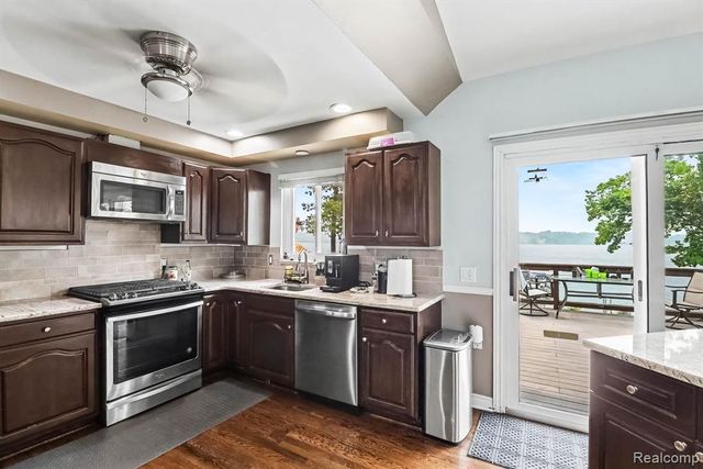 3233 Shawnee Lane, Waterford, MI 48329