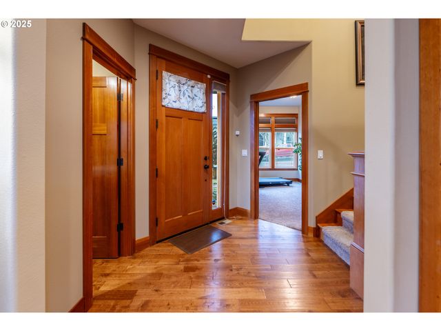 1110 RED TAIL Loop, Hood River, OR 97031