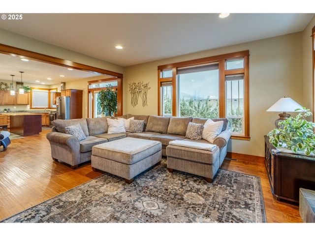 1110 RED TAIL Loop, Hood River, OR 97031