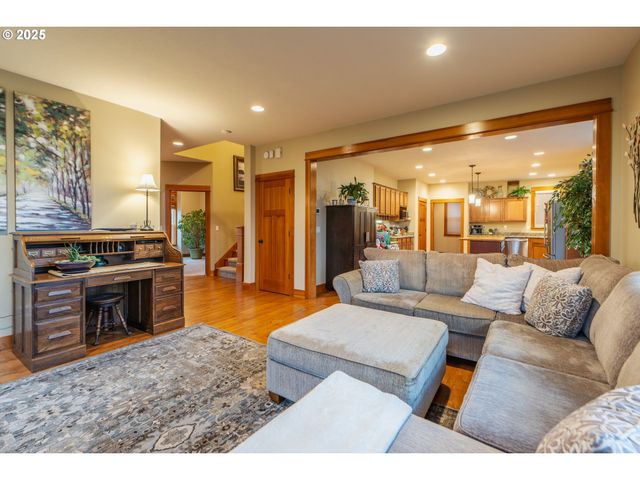 1110 RED TAIL Loop, Hood River, OR 97031