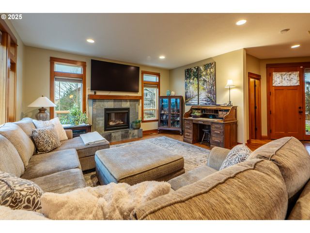 1110 RED TAIL Loop, Hood River, OR 97031