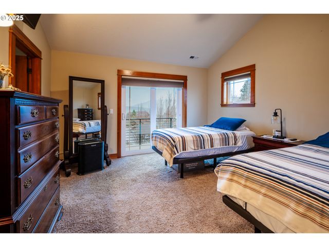 1110 RED TAIL Loop, Hood River, OR 97031
