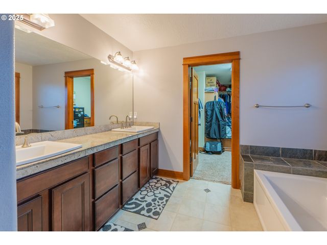 1110 RED TAIL Loop, Hood River, OR 97031