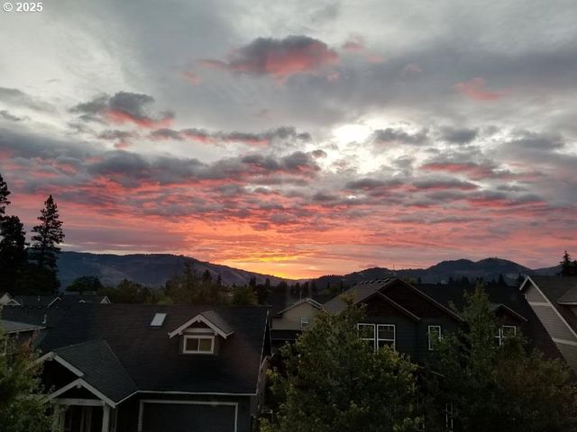 1110 RED TAIL Loop, Hood River, OR 97031