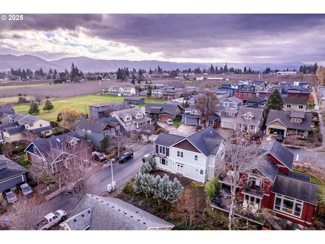 1110 RED TAIL Loop, Hood River, OR 97031