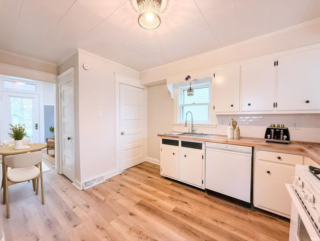 327 Kinsmoor Avenue, Fort Wayne, IN 46807