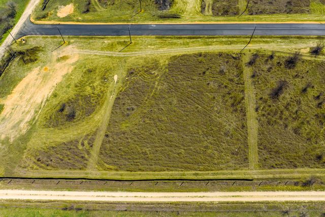 100 Sage Hills DR, Lockhart, TX 78644