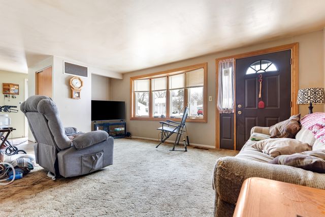 105 Adobe Circle, Carpentersville, IL 60110