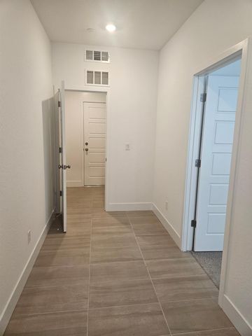 572 N Adler Lane, Clovis, CA 93611