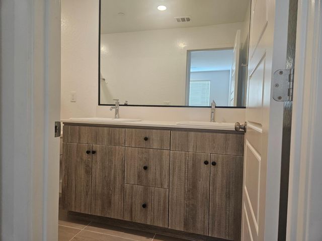 572 N Adler Lane, Clovis, CA 93611