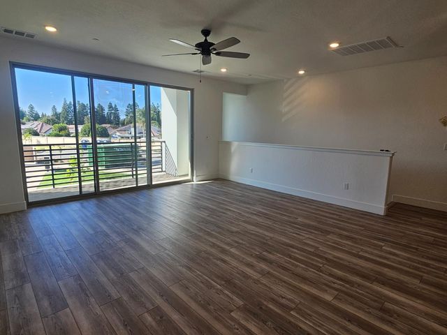 572 N Adler Lane, Clovis, CA 93611