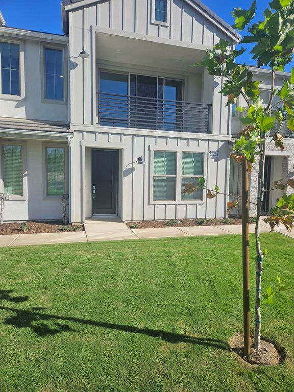 572 N Adler Lane, Clovis, CA 93611