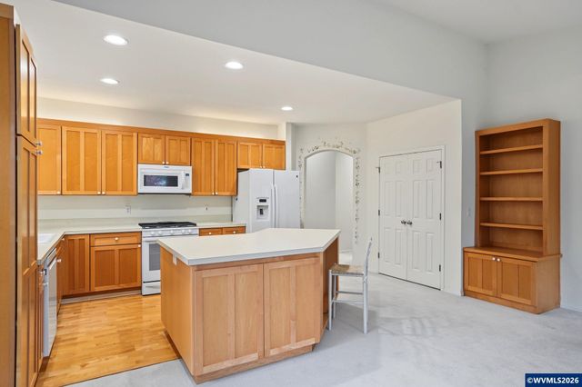 552 Inverness Dr SE, Salem, OR 97306