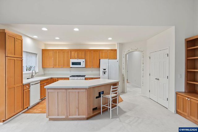 552 Inverness Dr SE, Salem, OR 97306
