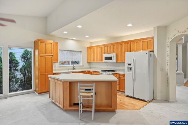 552 Inverness Dr SE, Salem, OR 97306