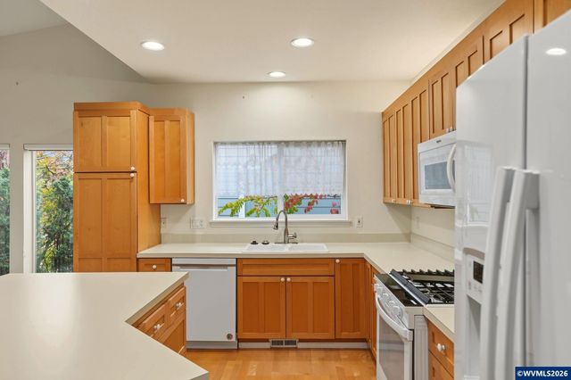 552 Inverness Dr SE, Salem, OR 97306