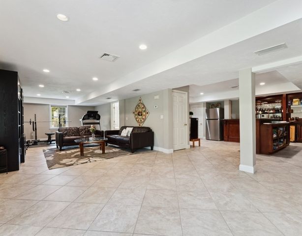 231 Gulf St, Shrewsbury, MA 01545