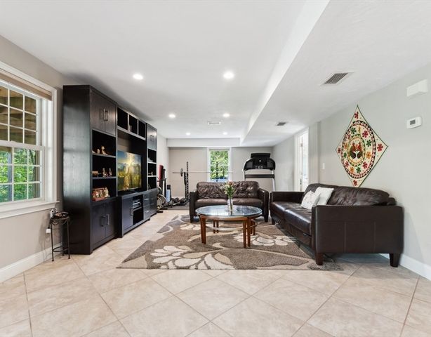 231 Gulf St, Shrewsbury, MA 01545