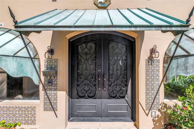 2410 COFFEE POT BOULEVARD NE, St Petersburg, FL 33704