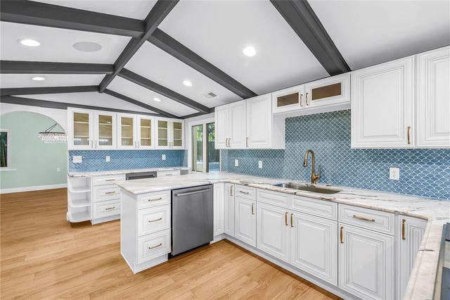 2410 COFFEE POT BOULEVARD NE, St Petersburg, FL 33704