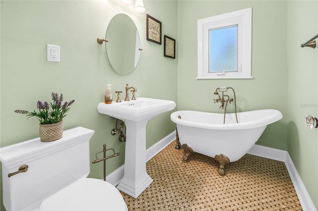 2410 COFFEE POT BOULEVARD NE, St Petersburg, FL 33704