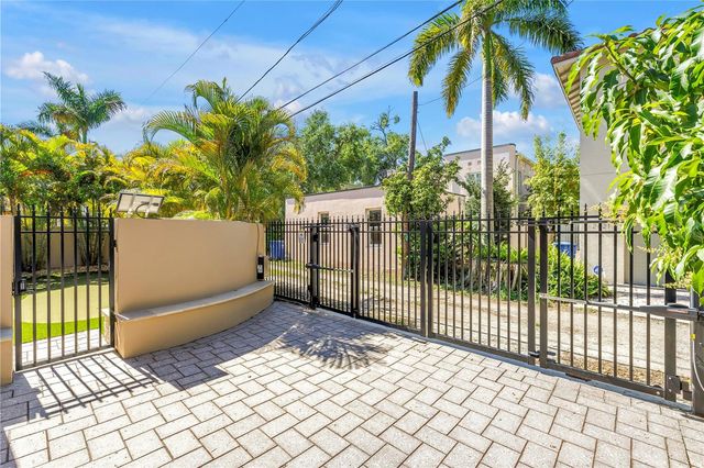 2410 COFFEE POT BOULEVARD NE, St Petersburg, FL 33704