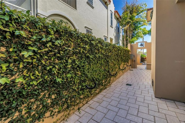 2410 COFFEE POT BOULEVARD NE, St Petersburg, FL 33704