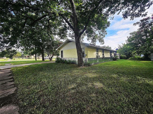 307 E State Street, Groesbeck, TX 76642