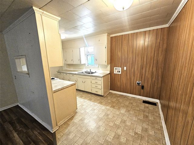 307 E State Street, Groesbeck, TX 76642