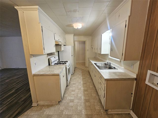 307 E State Street, Groesbeck, TX 76642