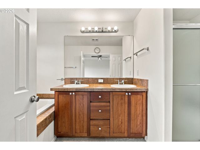 2264 Nw OAK KNOLL Pl, Beaverton, OR 97006