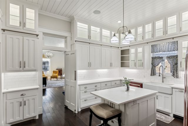 907 S Robinson Street, Cleburne, TX 76031