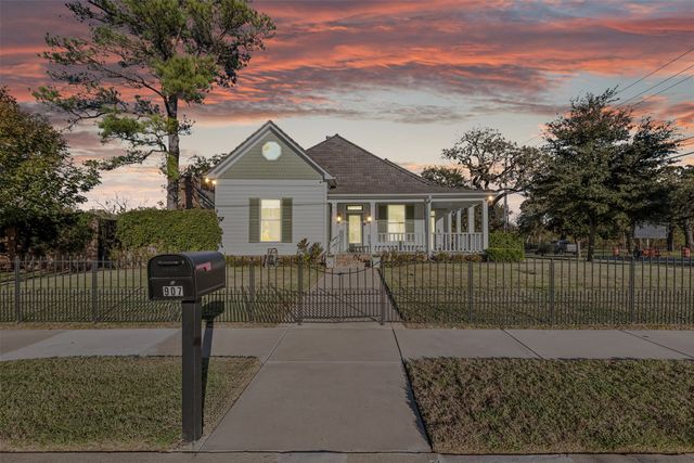 907 S Robinson Street, Cleburne, TX 76031