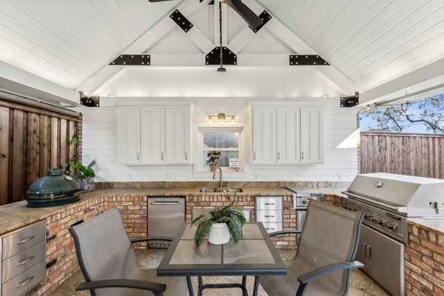 907 S Robinson Street, Cleburne, TX 76031