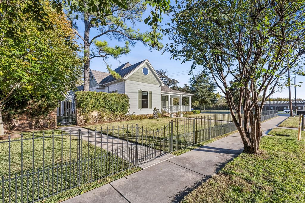 907 S Robinson Street, Cleburne, TX 76031