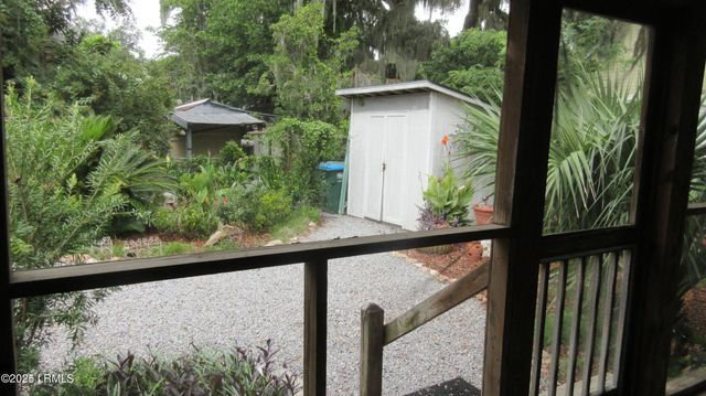 906 10th St, Port Royal, SC 29935