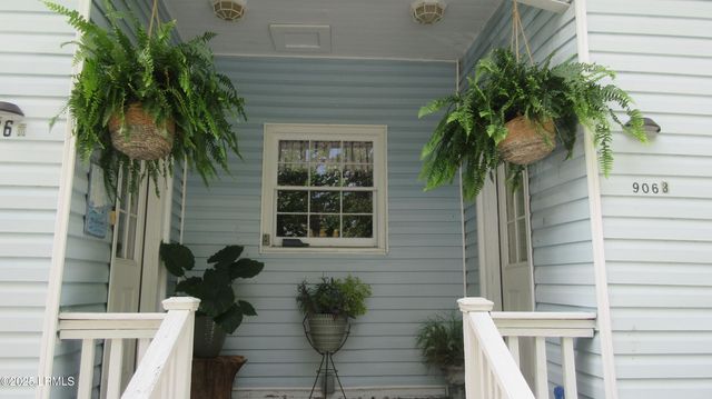 906 10th St, Port Royal, SC 29935
