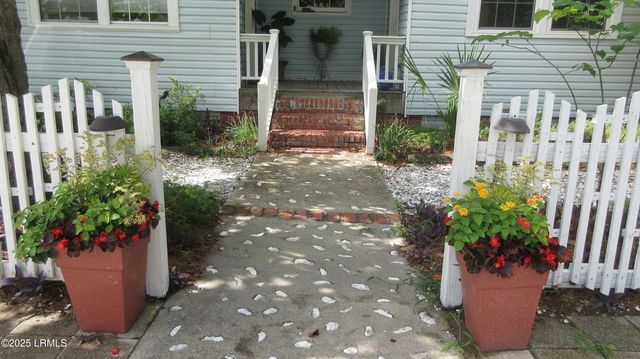 906 10th St, Port Royal, SC 29935