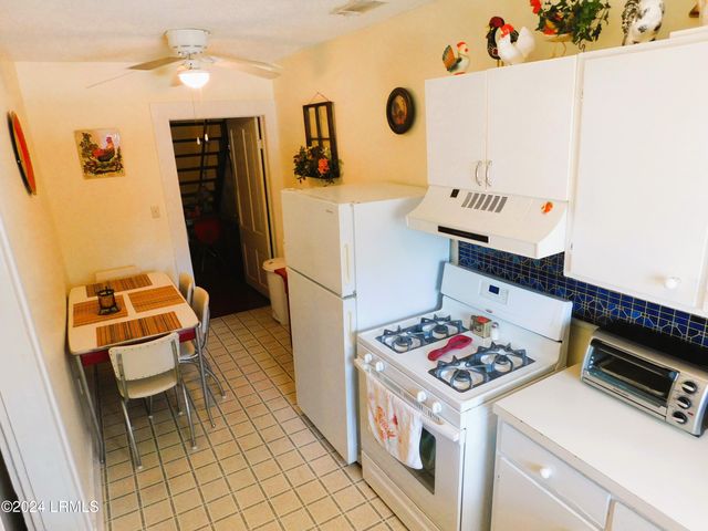 906 10th St, Port Royal, SC 29935