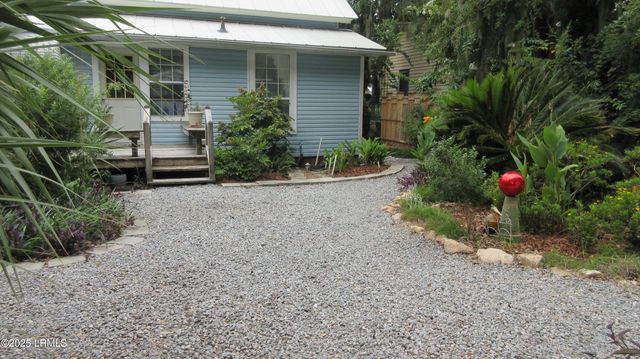 906 10th St, Port Royal, SC 29935