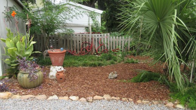 906 10th St, Port Royal, SC 29935