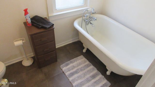 906 10th St, Port Royal, SC 29935