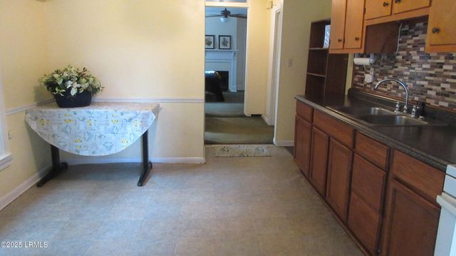 906 10th St, Port Royal, SC 29935