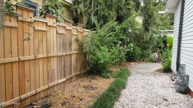 906 10th St, Port Royal, SC 29935