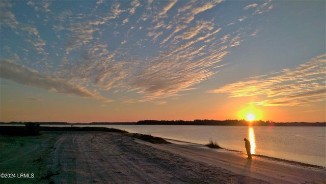 906 10th St, Port Royal, SC 29935