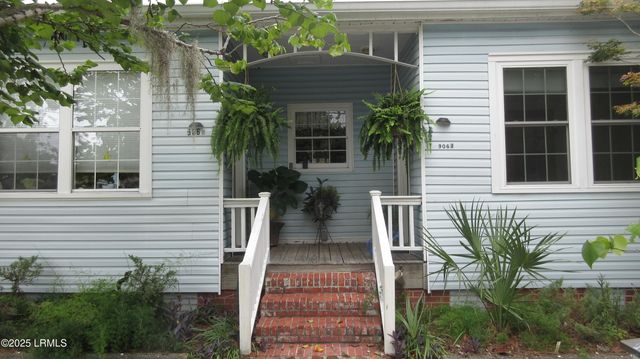 906 10th St, Port Royal, SC 29935