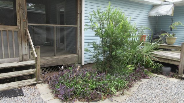 906 10th St, Port Royal, SC 29935