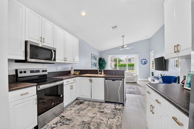 8049 Via Bolzano, Lake Worth, FL 33467