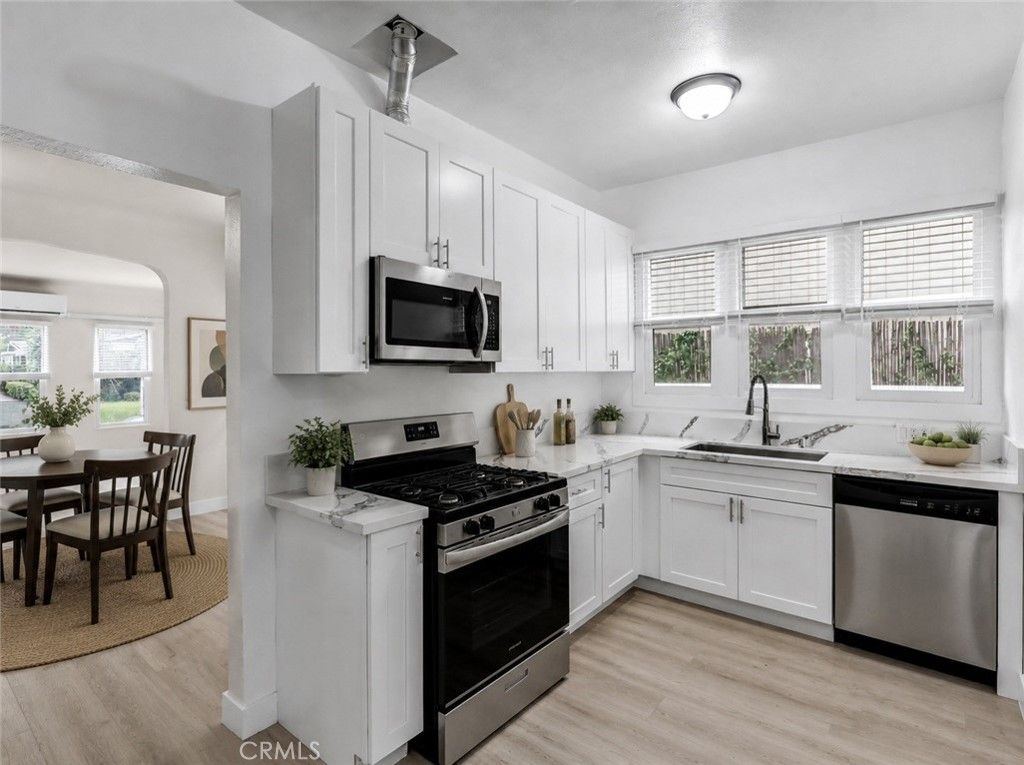 Image 25 of property listing at 211 N Vendome Street, Los Angeles, CA 90026