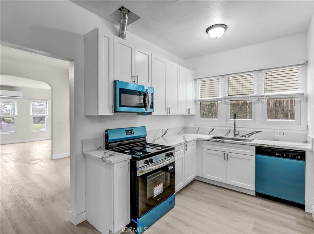 Image 26 of property listing at 211 N Vendome Street, Los Angeles, CA 90026